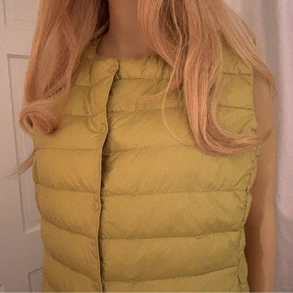 GOLD PUFFER VEST SIZE MEDIUM SEE MEASUREMENTs - Picture 1 of 3